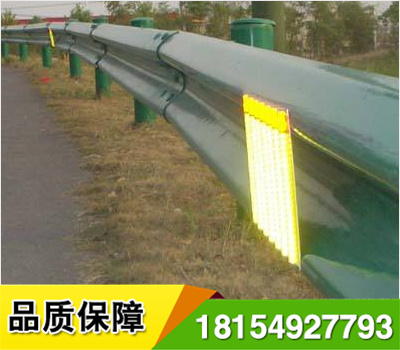 道路輪廊標(biāo)的英文名稱 Delineator，它是沿道路兩側(cè)邊緣設(shè)置、用于顯示道路邊界輪廓、指引車輛正常行駛、具有逆反射性能的一種交通安全設(shè)施，從功能上說(shuō)，輪廓標(biāo)是一種視線誘導(dǎo)設(shè)