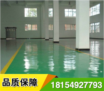 環(huán)氧樹脂砂漿地坪漆施工注意事項 1、環(huán)境溫度為25℃時，施工后2-3天應達到實干，即硬度達到完成固化的80%左右； 2、表面不能出現(xiàn)發(fā)粘現(xiàn)象； 3、氣泡：平涂型、砂漿型無氣泡，自流